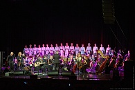 Женская вокальная группа Сибирского хора спела с Борисом Гребенщиковым.